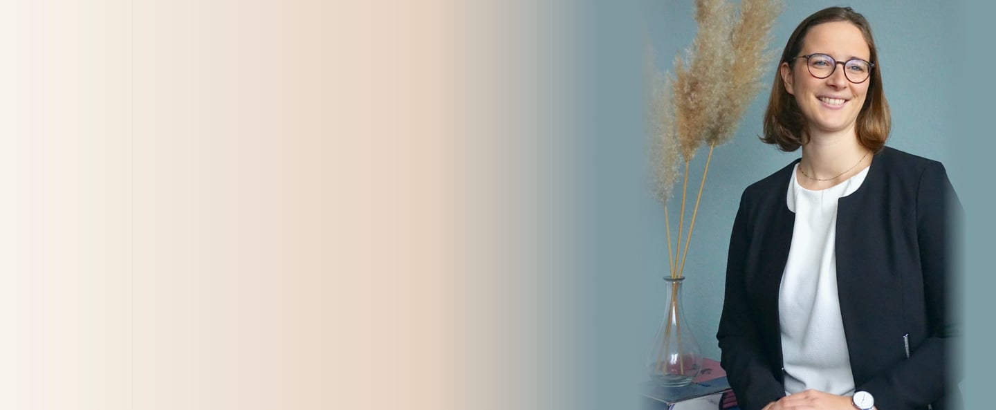 Paartherapeut schaut freundlich auf das Paar