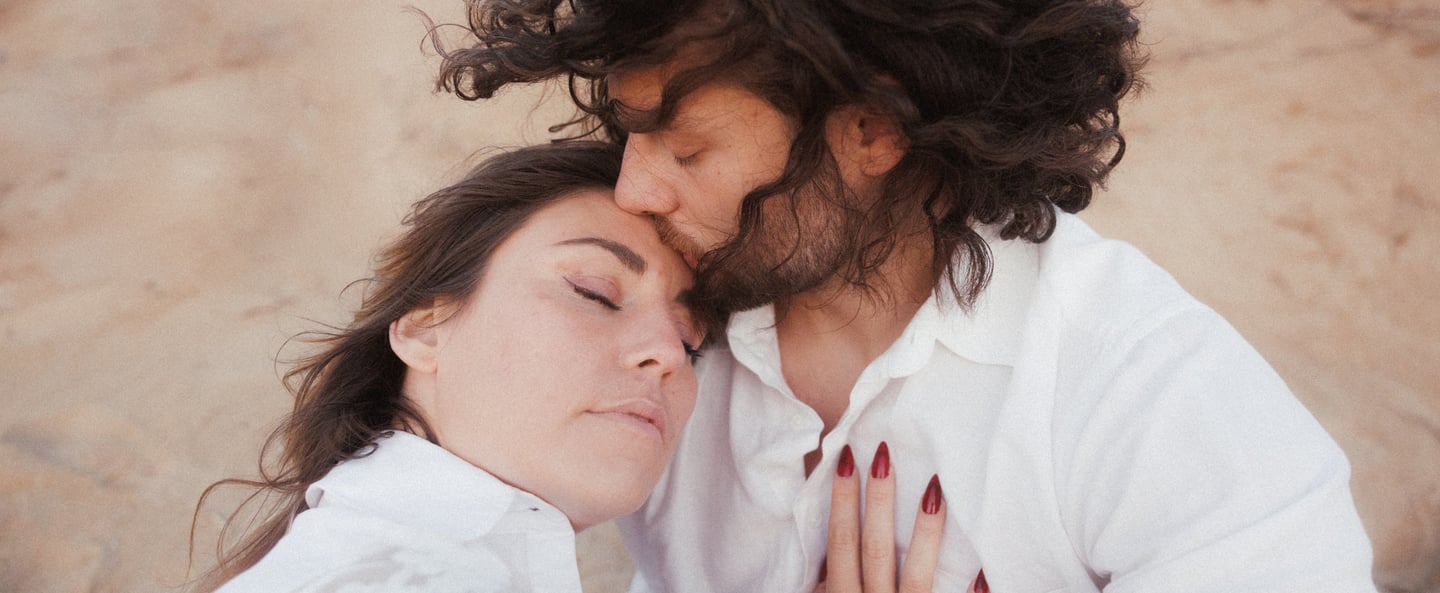 Gros plan d'un couple fusionnel partageant un moment de tendresse, les yeux fermés. Capture authenti