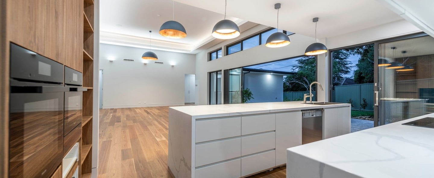 Nowoczesna kuchnia z AGD zabudowanym w meblach z funkcjonalną wyspą