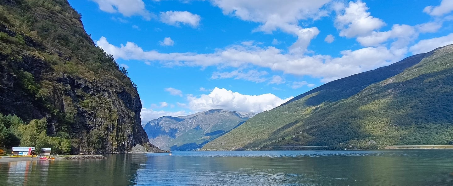 Widok na fjord Aurland latem, Norwegia
