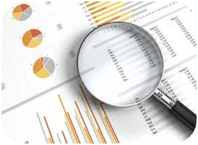 Lupa sobre datos que significa análisis de información.