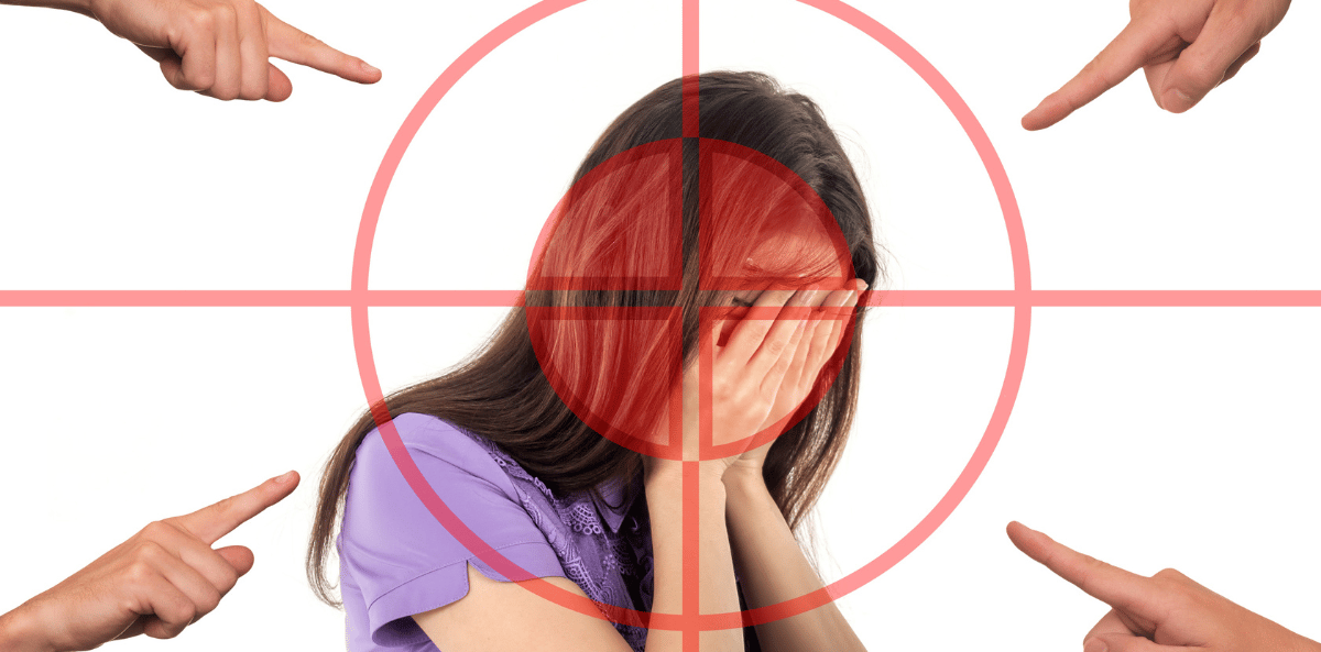 Femme ciblée et pointée du doigt par 4 personnes