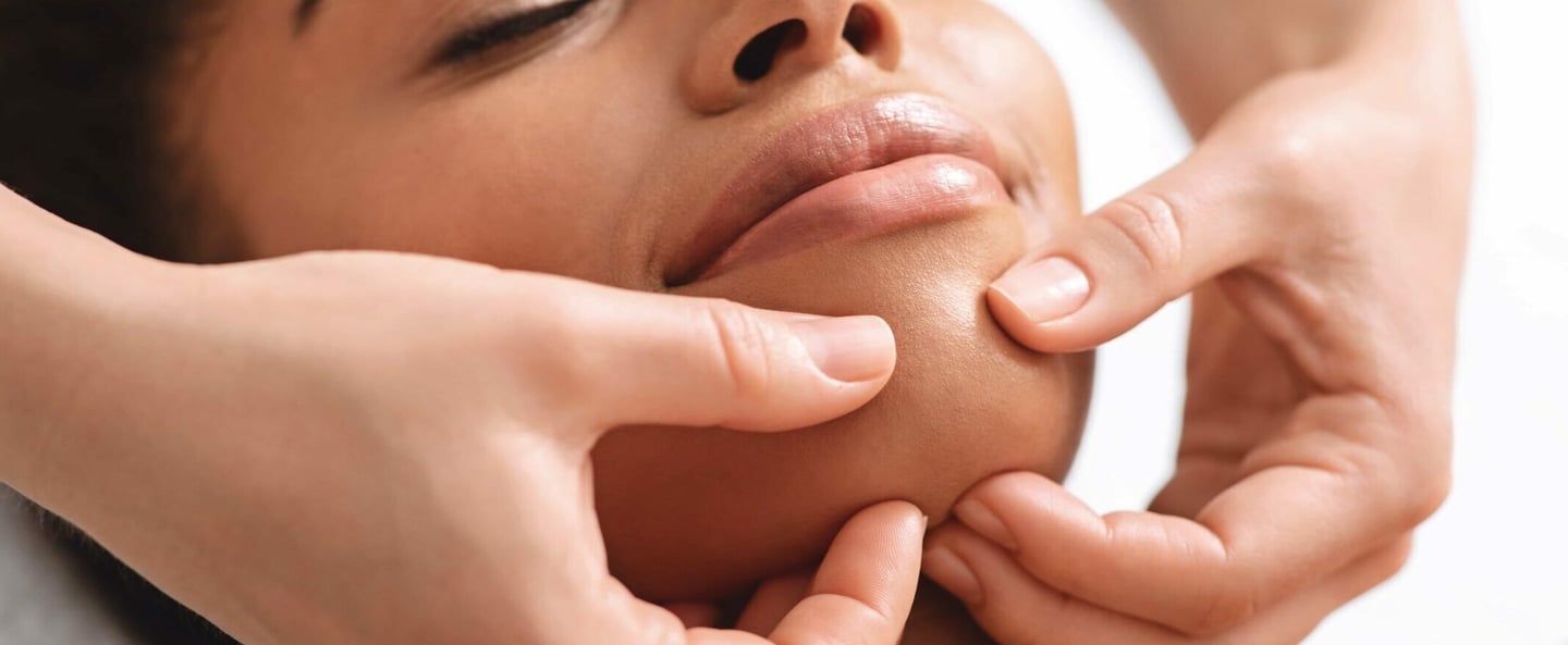 Jeune femme recevant un KOBIDO Massage Facial du Japon