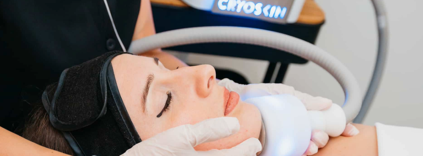 Jeune femme recevant un soin visage anti Age par le froid