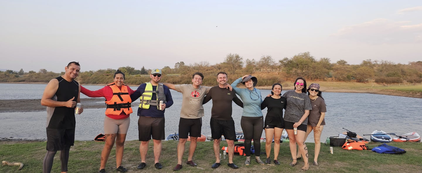 Grupo de personas sonriendo, experiencia paddle boar y kayak Hopaki