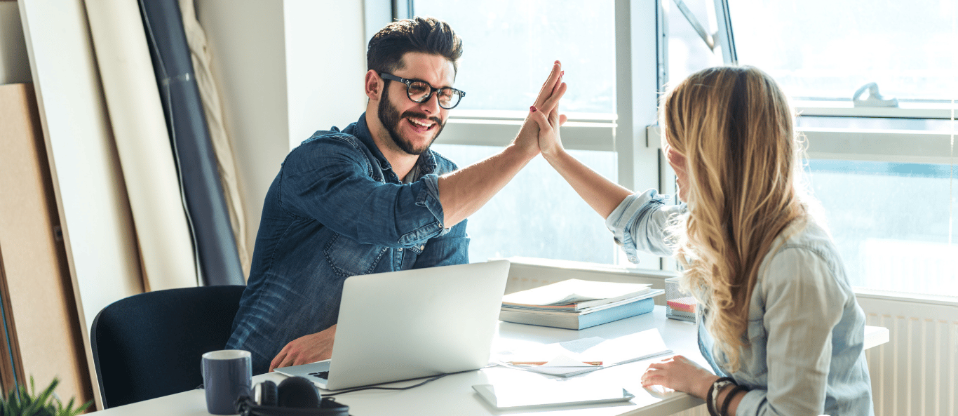 Equipo mostrando el bienestar laboral