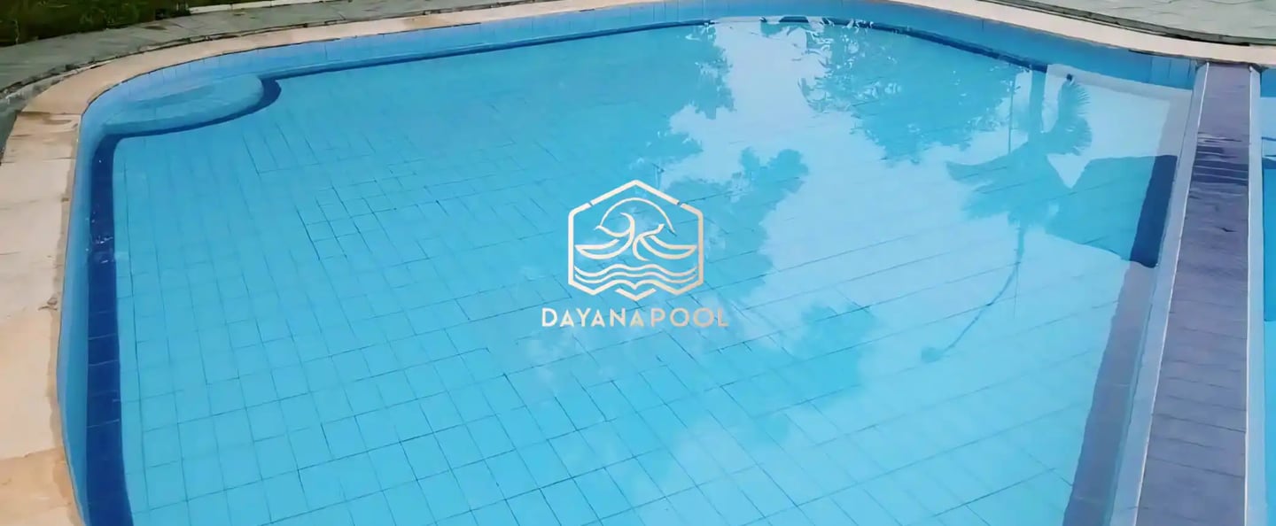 Kolam renang over flow di halaman depan rumah.