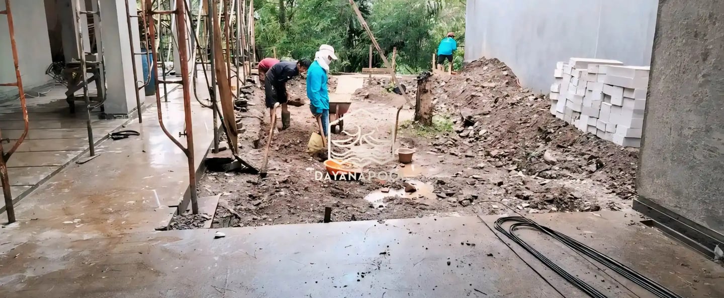 Proses penggalian dan pembentukan kolam renang yang terorganisir di proyek DayanaPool Bandung