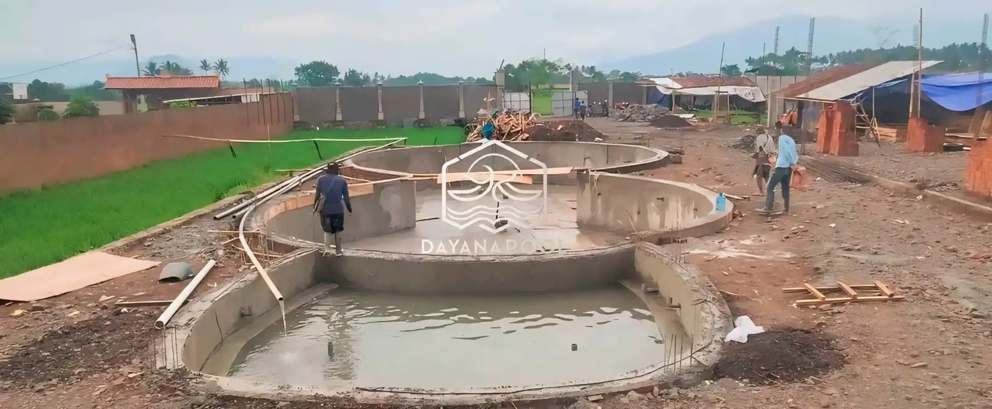 Proses penggalian dan pembentukan kolam renang yang terorganisir di proyek DayanaPool Bandung