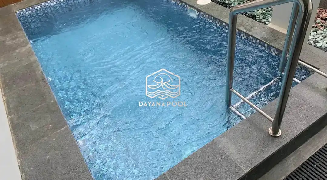 Tinggal di Bandung dengan udaranya yang sejuk dan suasana yang khas, punya kolam renang pribadi di r
