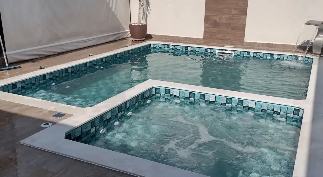 Tinggal di Bandung dengan udaranya yang sejuk dan suasana yang khas, punya kolam renang pribadi di r