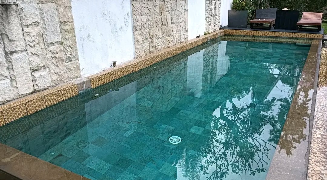 kolam renang buatan dayanapool di abndung dengan finishing batu alam sukabumi hijau