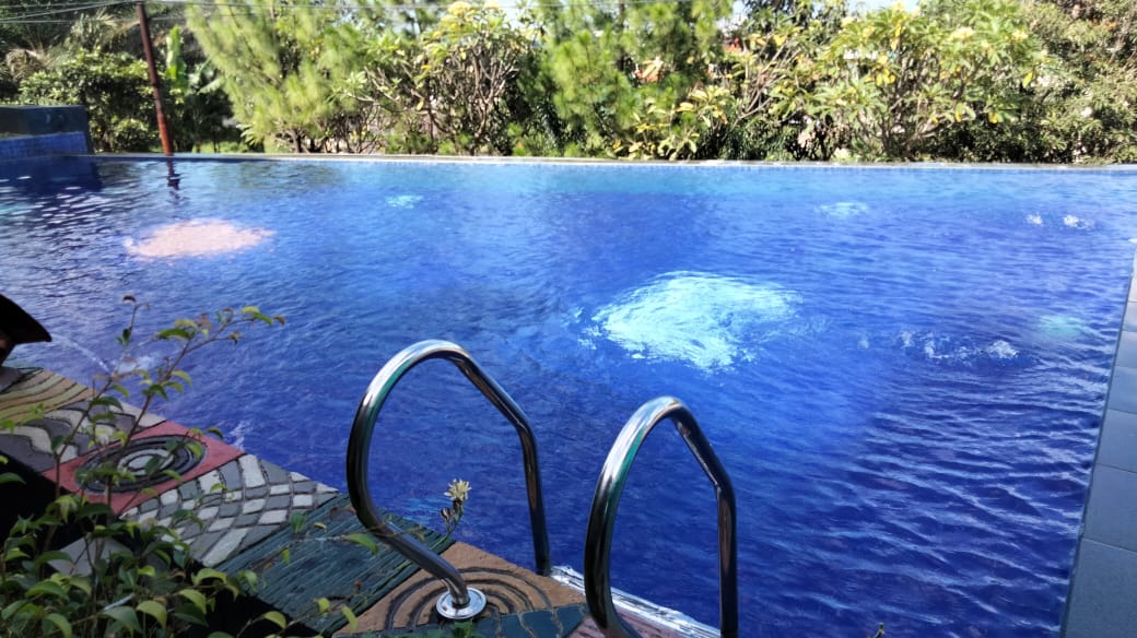 Kolam renang over flow di halaman depan rumah.