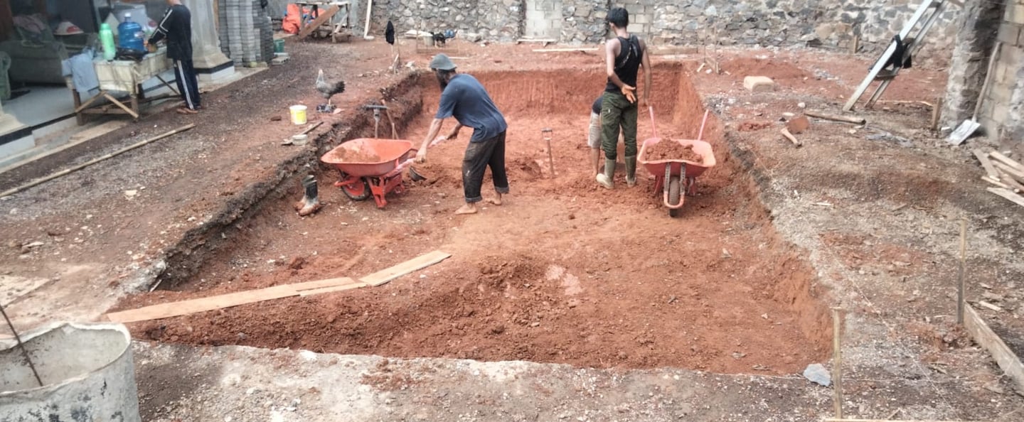 Proses penggalian dan pembentukan kolam renang yang terorganisir di proyek DayanaPool Bandung