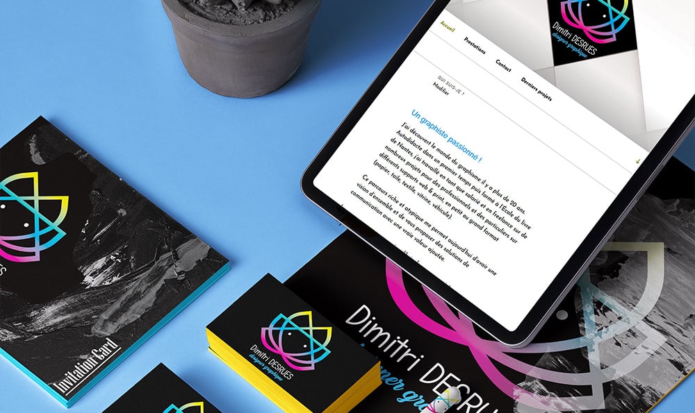 Gros plan de flyers avec logo de Dimitri Desrues designer graphique et tablette allumée