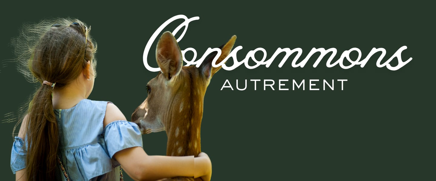 personne de dos entourant un jeune cerf, illustrant la rubrique Consommons autrement