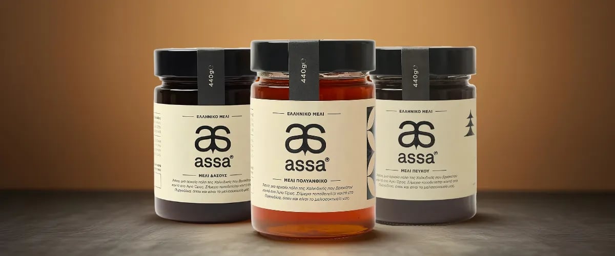 Drei stehende Gläser Assa Honig in verschiedenen Sorten, griechischer Premium-Honig