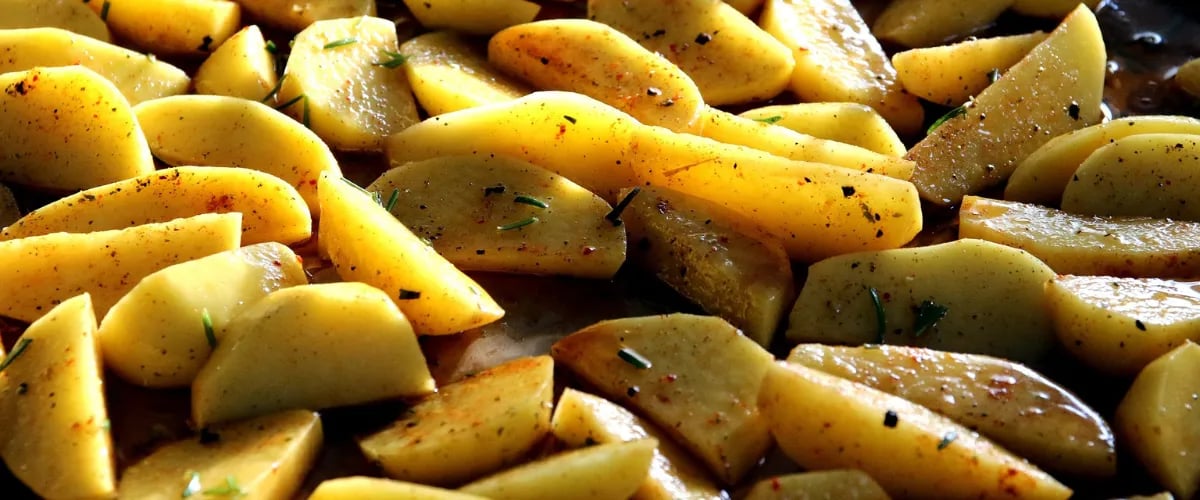 Griechische Ofenkartoffeln mit Olivenöl und Kräutern – mediterrane Beilage