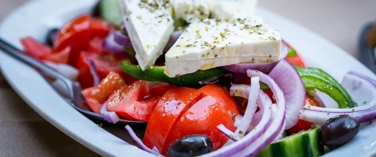 Griechischer Bauernsalat – gesunde mediterrane Küche mit frischem Gemüse und Feta.
