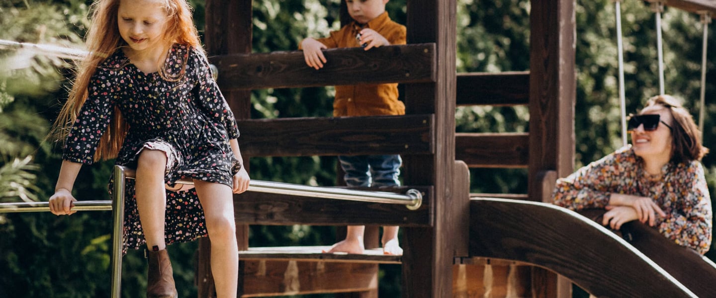 enfant jouant sur une cabane en bois