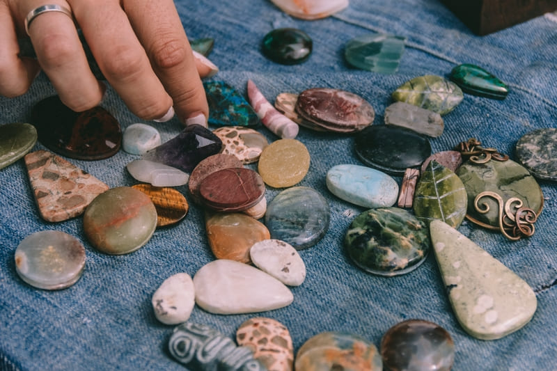Selección de piedras naturales mexicanas para joyería artesanal, variedad de minerales utilizados en piezas hechas a mano