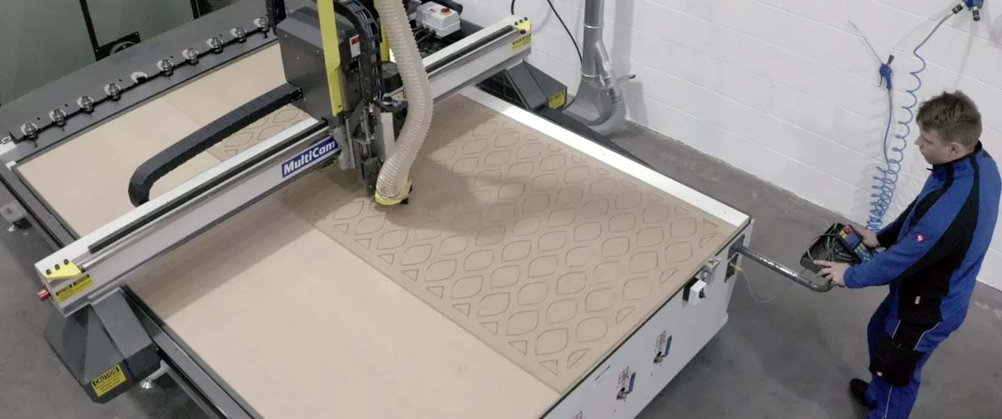 Mężczyzna obsługuje maszynę CNC