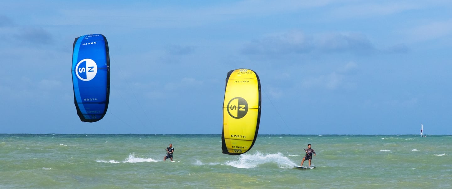 2 velejadores no mar, velejando de kitesurf