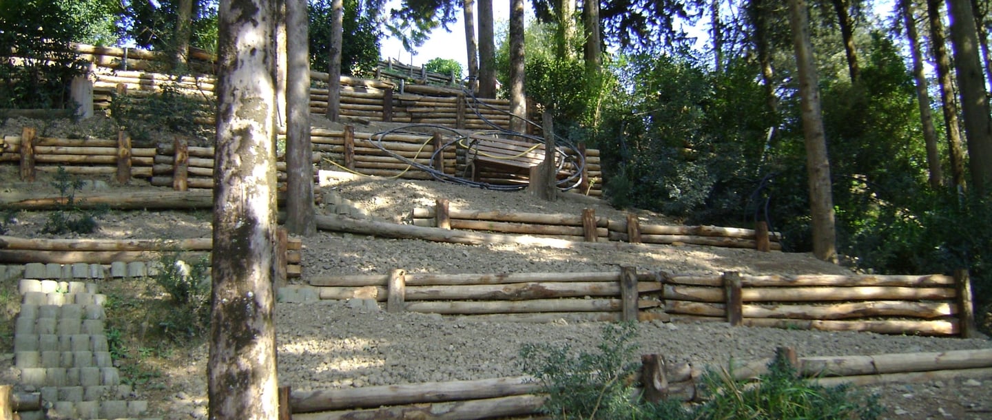 Terrazzamenti in legno: soluzioni per ridurre l’erosione e stabilizzare il pendio.