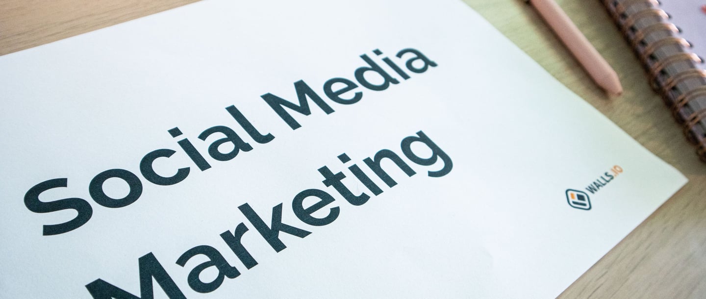Feuille de papier avec l'inscription Social Media Marketing posée sur un bureau, illustrant la strat
