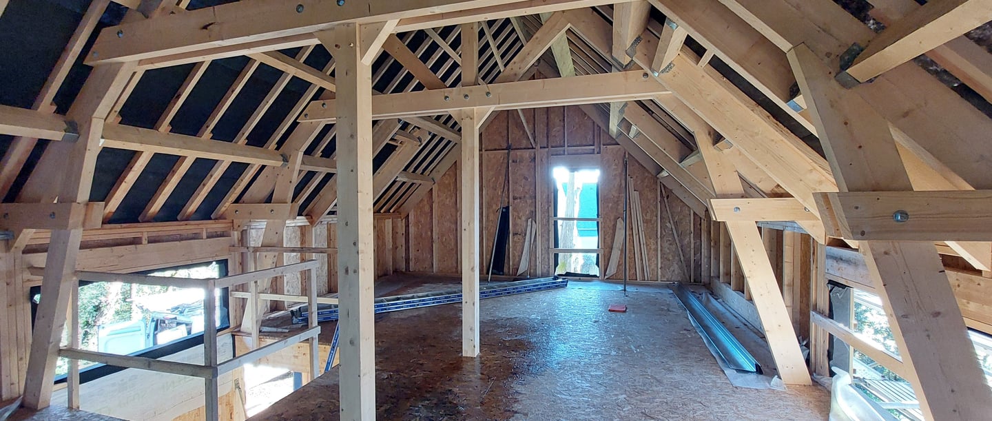 Charpente traditionnelle en bois, chantier d'une maison bois à côté de Vannes