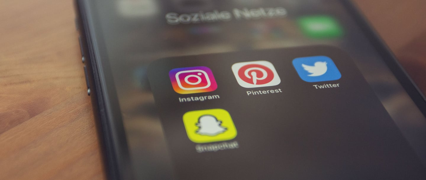Sélection stratégique d'applications de réseaux sociaux (Instagram, Pinterest, Twitter/X) sur un sma