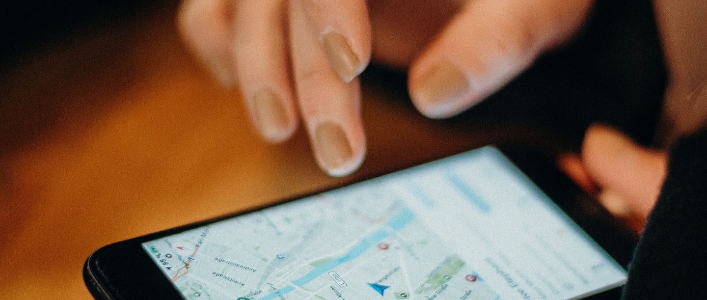 Interface de gestion Google Business Profile pour optimiser les catégories et la description d'une e