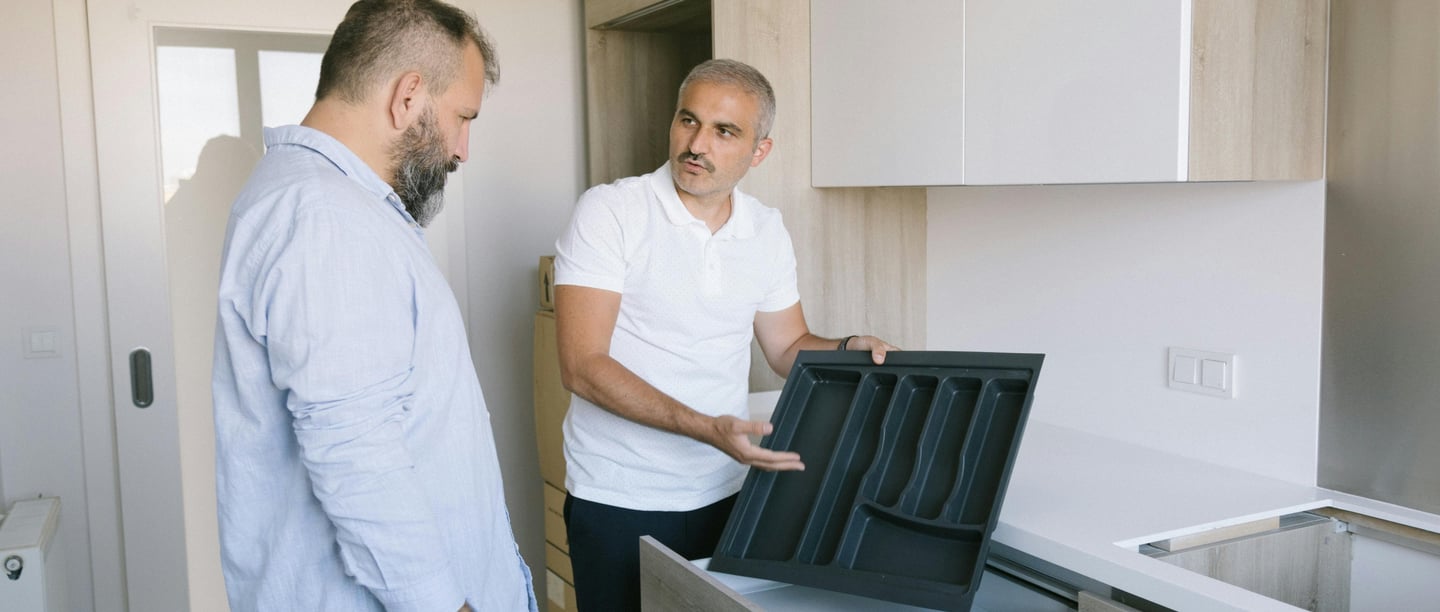Projektant omawia z klientem szczegóły kuchni na wymiar – pytania do klienta przed rozpoczęciem prac.