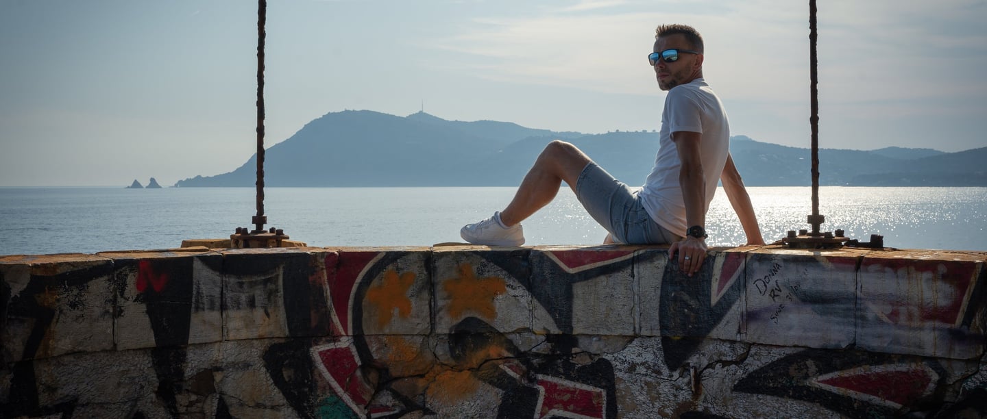 Portrait de Benoît Fasquel, vidéaste d’entreprise Var & PACA, photographe et télépilote de drone.