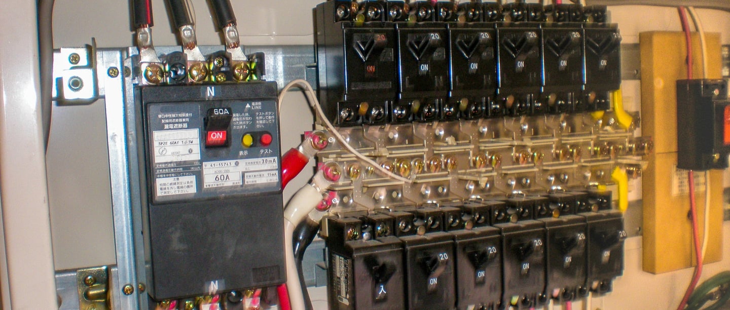 Electric tray with open lid