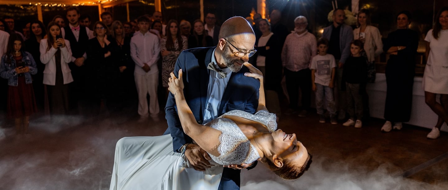 Couple de mariés dansant