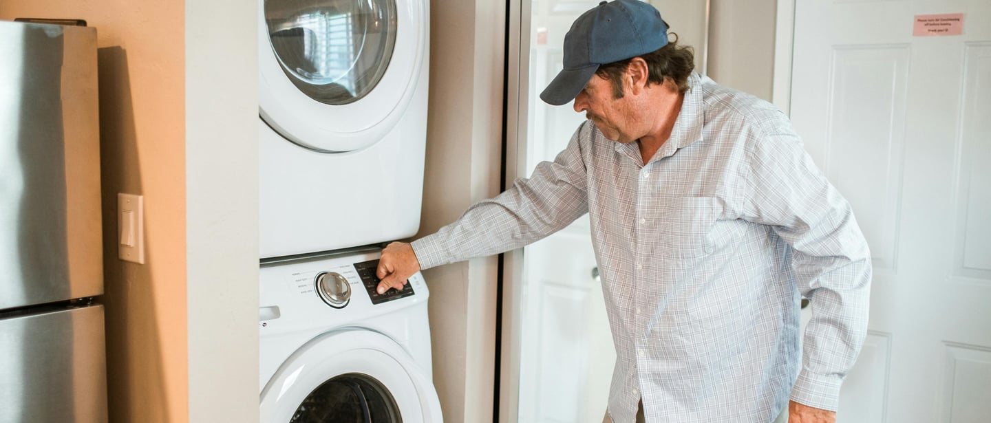 Hombre reparando lavadora