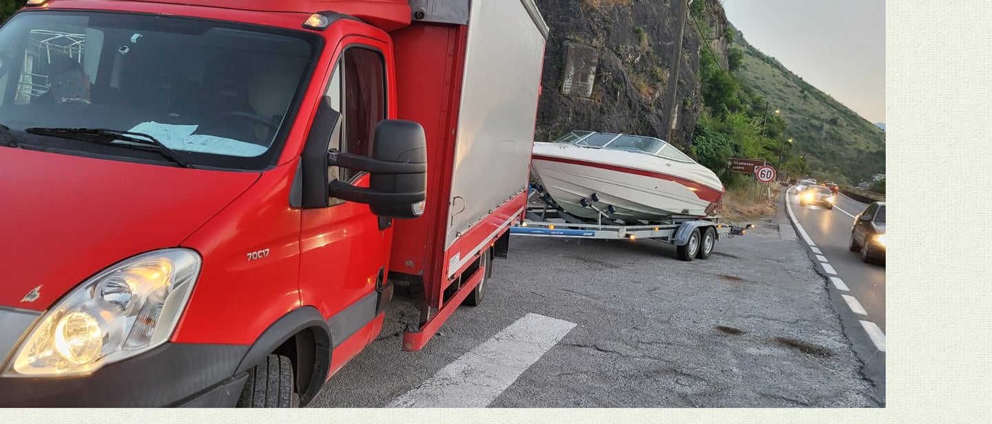 Transport plovila. Siguran i profesionalan prevoz glisera za domaće i međunarodne destinacije.