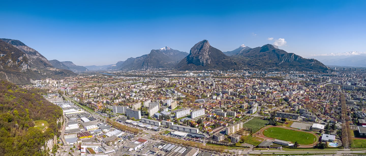 Ville de Fontaine vue de drone, Isère, Auvergne Rhône Alpes, France. Vue sur les montagnes.