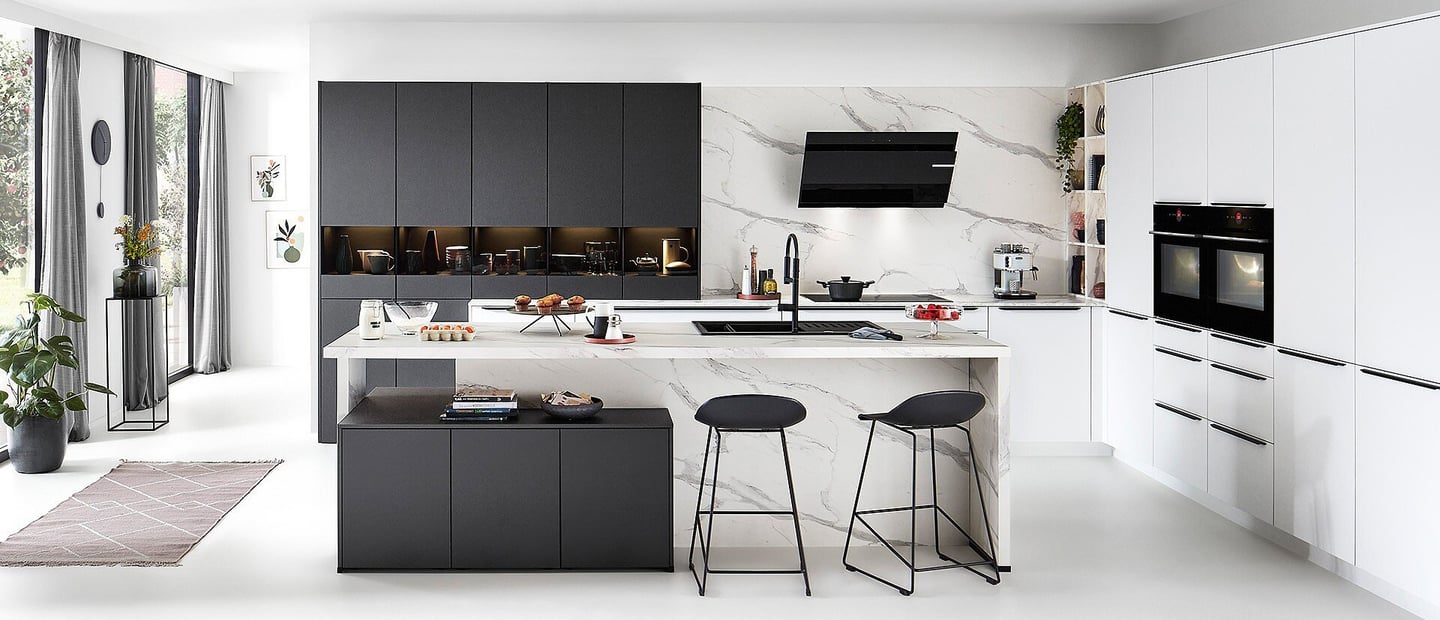 Moderne Küche mit Kochinsel und Marmor-Nischenverkleidung.