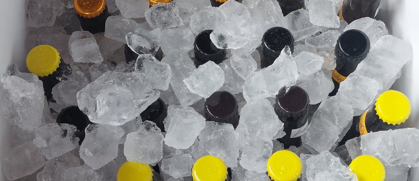 Bier auf Eis gekühlt