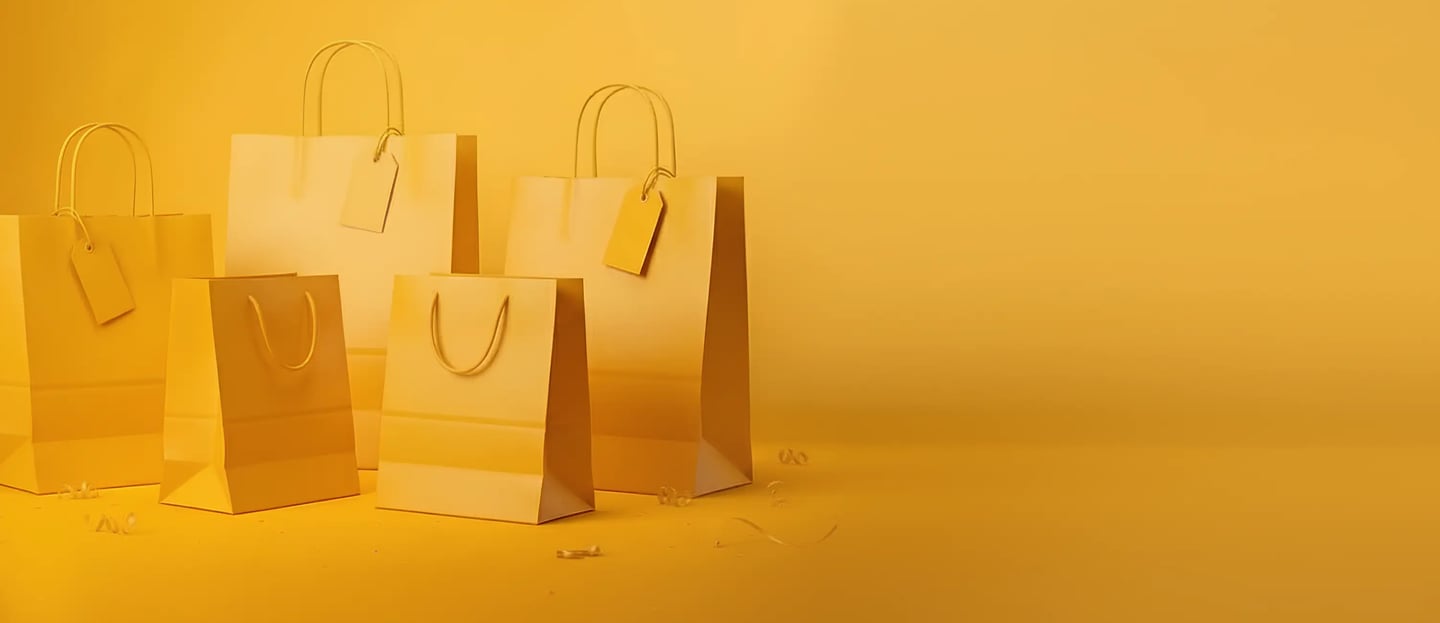 um grupo de sacolas de papel com fundo amarelo
