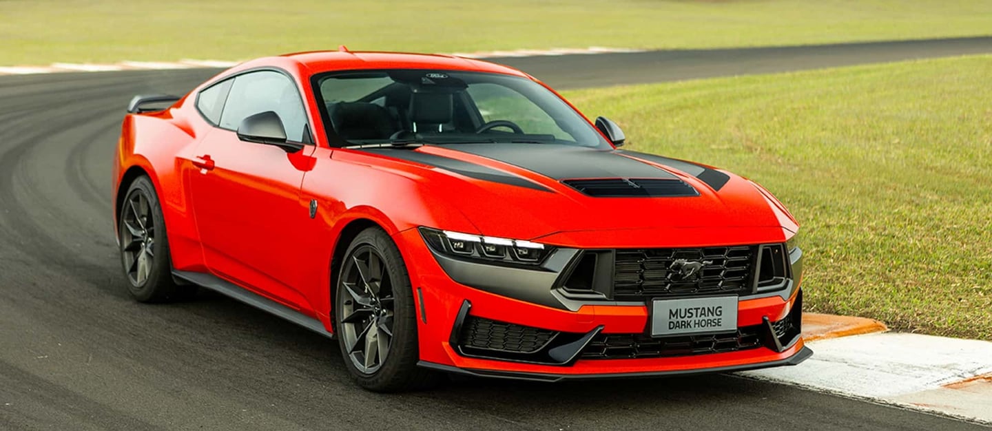 Ford Mustang Dark Horse 2025 em destaque no Brasil