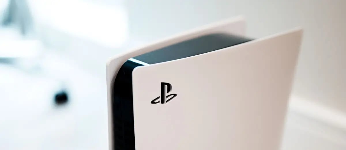 Playstation 5 se ve una parte y el fondo desenfocado en MBTECNIC