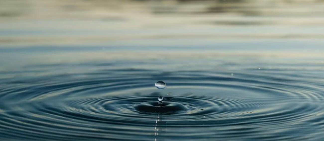Waterdrop causing waves in the water