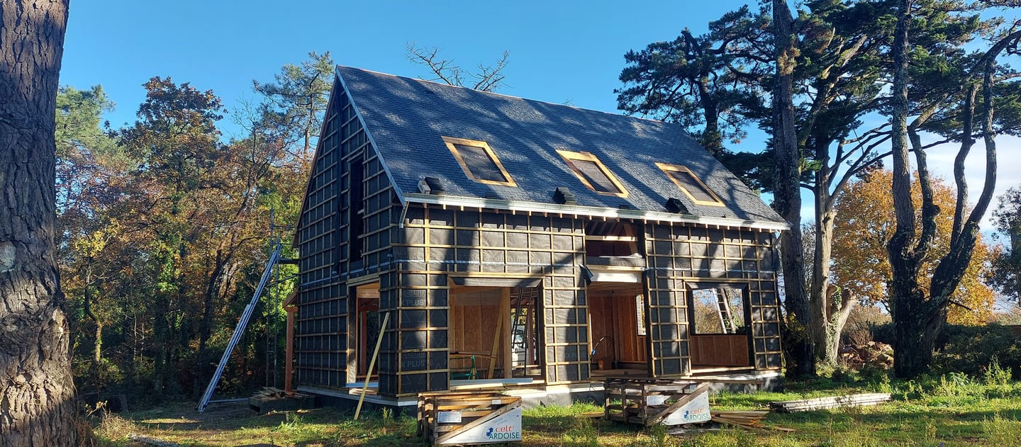 Chantier d'une maison neuve ossature bois. Architecte Vannes