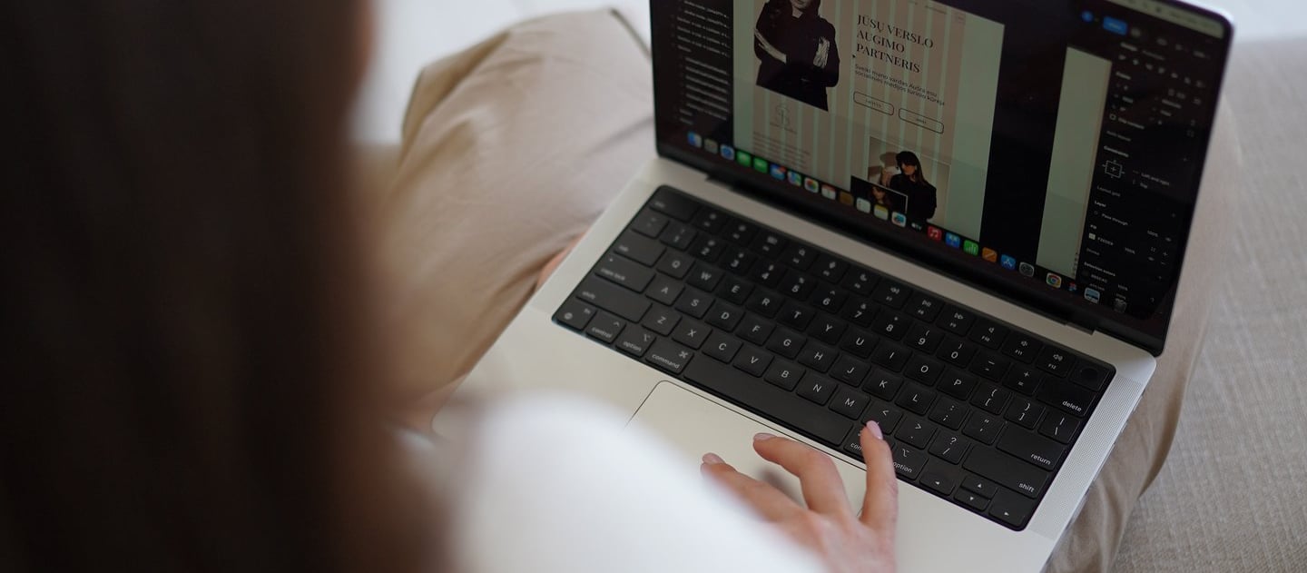 moteris kurianti reklamą verslui