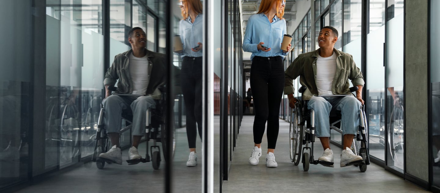 imagem de corredor onde uma mulher esta caminhando ao lado de um rapaz em cadeira de rodas