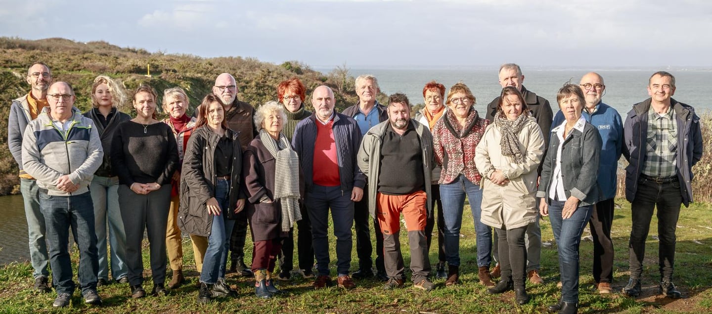 Photo des colistiers de Groix, agir ensemble devant le barrage de Port Melin