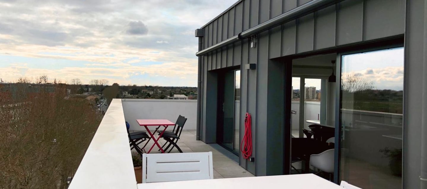Store banne coffre fermé sur terrasse moderne avec vue, design discret et protection durable par LB